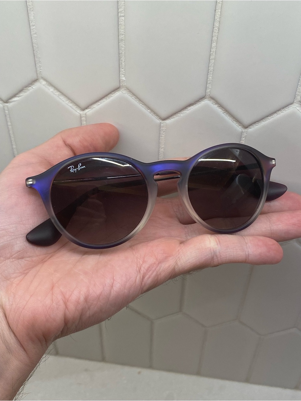 Ray-Ban RB4243 Round Sunglasses Plastic Frame Gray Lenses UV 49-20 EUC